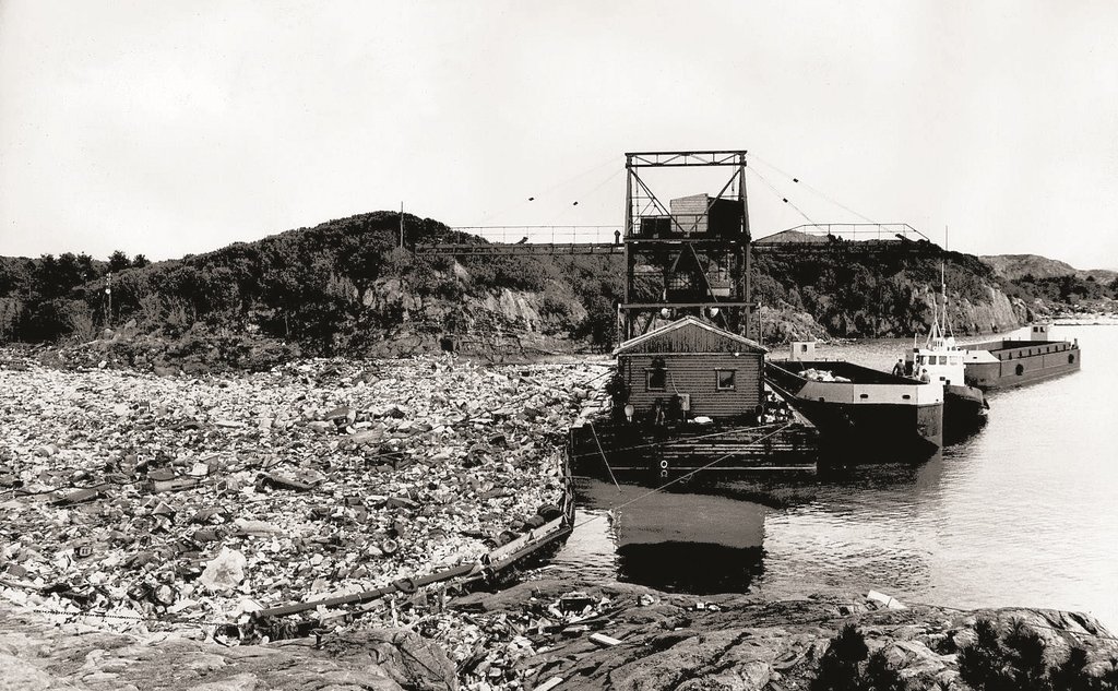 Svart-Kvitt-bilete frå 1971 av avfallsplassen i Kollevåg på Askøy