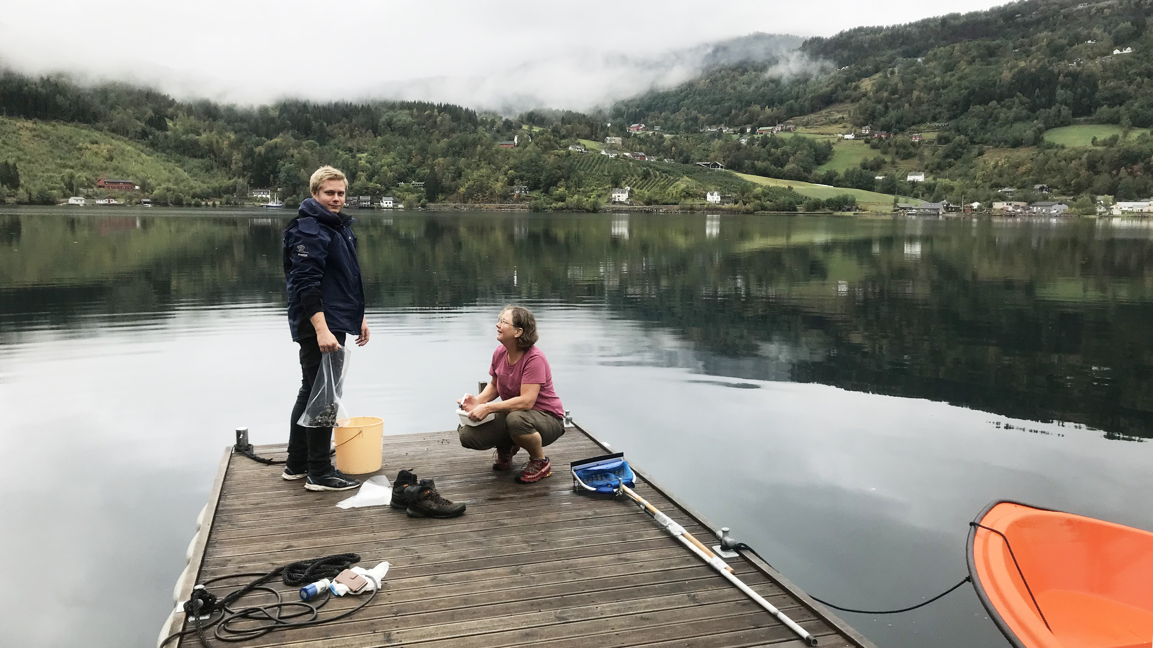 Sylvia Frantzen henter inn prøver.