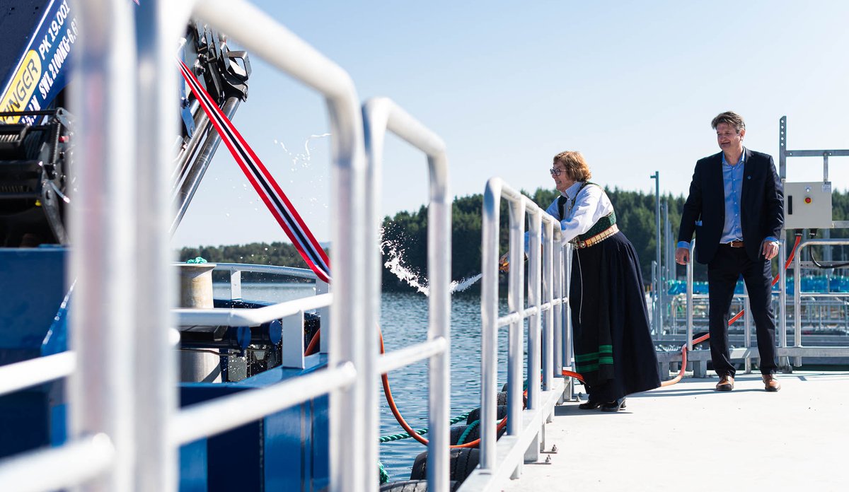 dame spruter sjampagne på båt