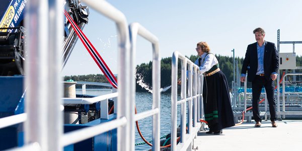 


dame spruter sjampagne på båt