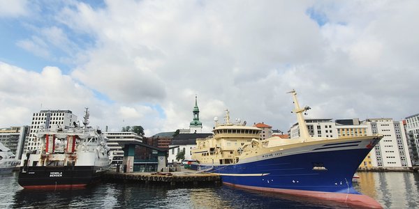 

bilde av folk i en båt