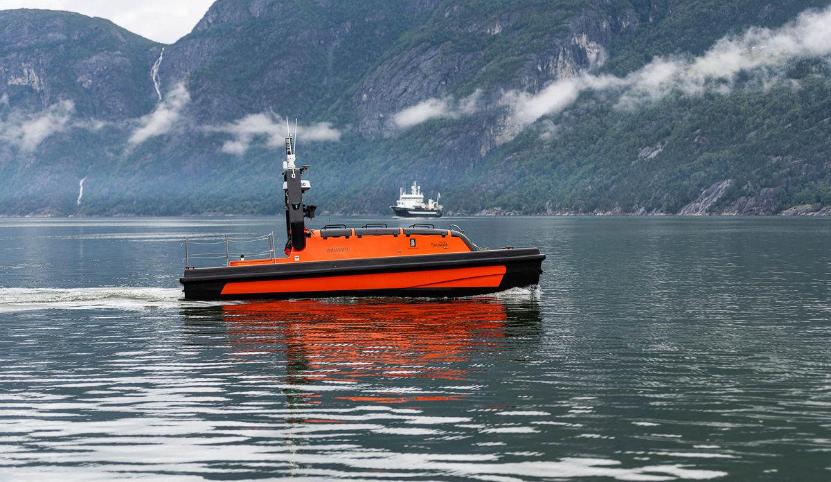 
selvgående fartøy i hardangerfjorden med forskningsskip i bakgrunnen