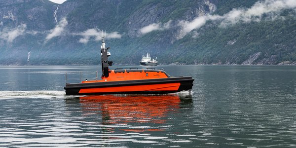 

selvgående fartøy i hardangerfjorden med forskningsskip i bakgrunnen