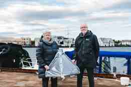 kvinne og mann holder frem en pyramide