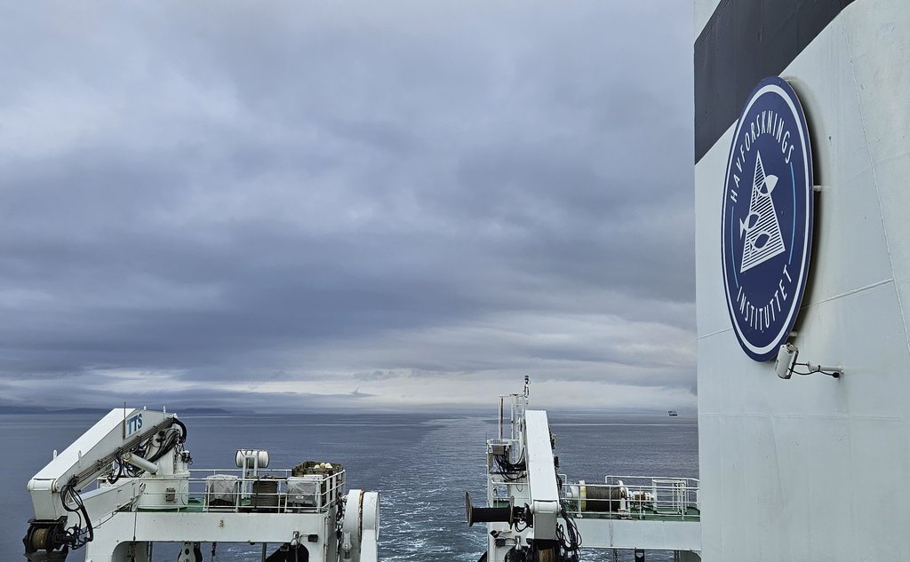 Utsikt fra broen på et fartøy, som viser opent hav i horisonten
