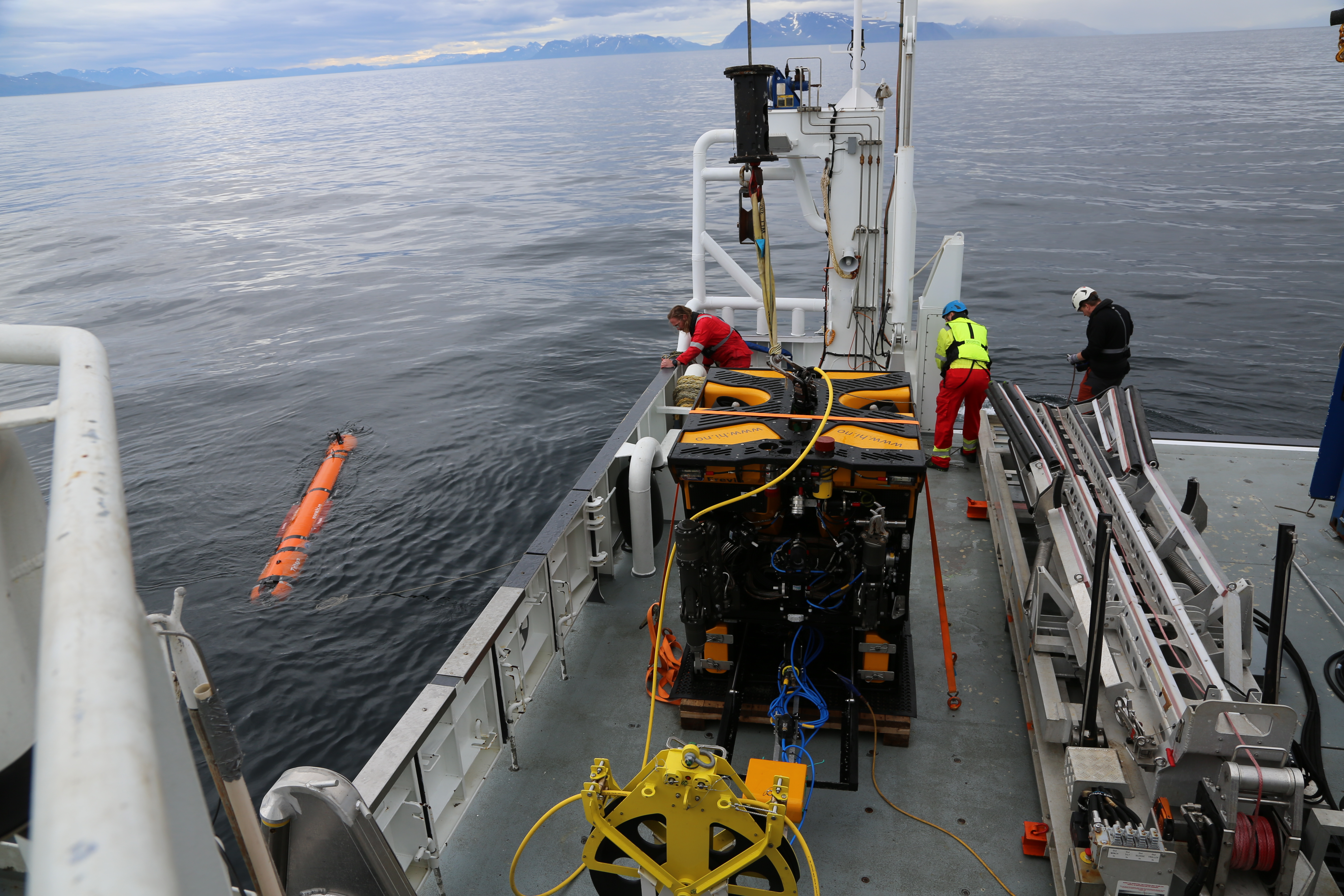 AUV i vannet og ROV på dekk på fartøy