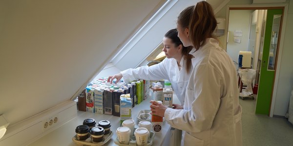 Analyserer plantemelk på laboratoriet