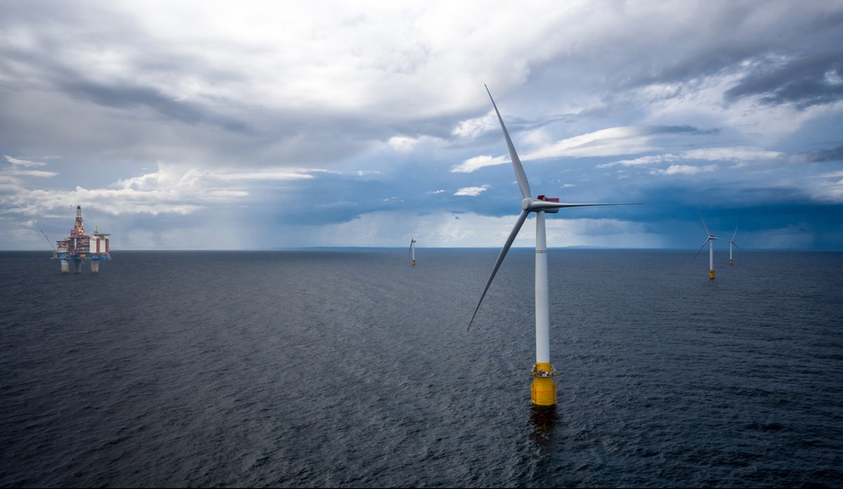 
Hywind Tampen flytende vindkraftanlegg, med Gullfaks-plattformen i bakgrunnen. 