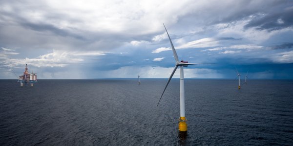 

Hywind Tampen flytende vindkraftanlegg, med Gullfaks-plattformen i bakgrunnen. 