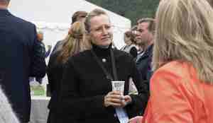 Folk mingler ute