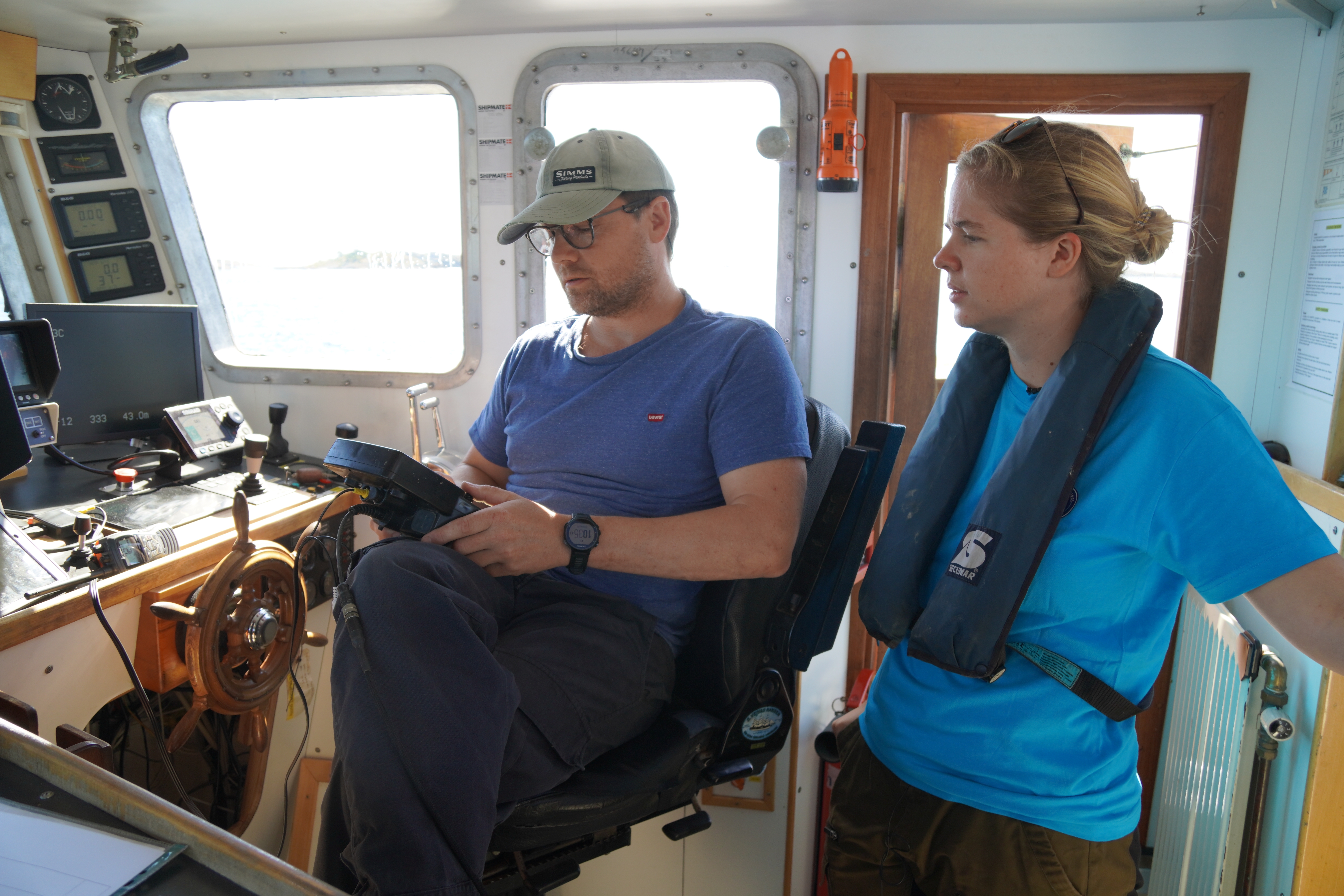 Tord Aslak Aslaksen i Green-Bay AS studerer videoen bak spakene på MS Tyra, sammen med forsker Susanna Huneide Thorbjørnsen i Havforskningsinstituttet.