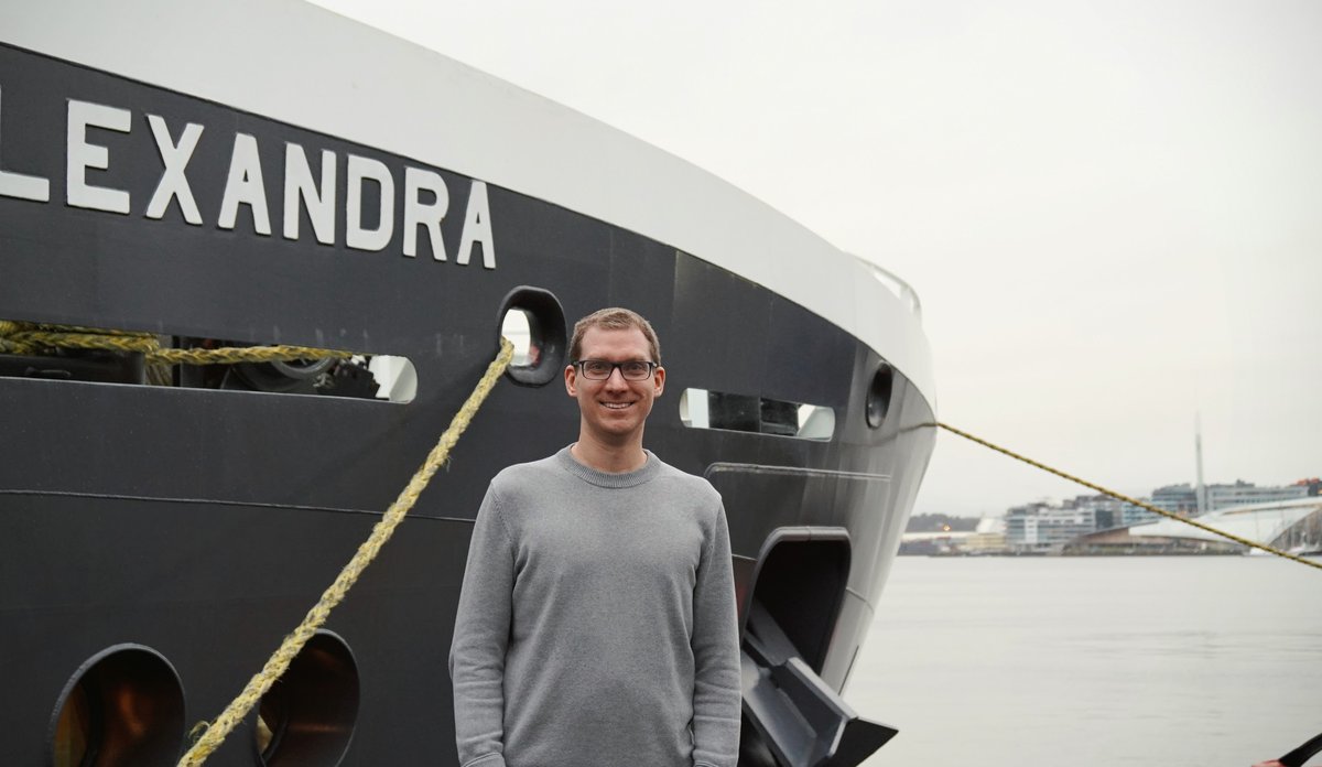 foto av mann foran båt