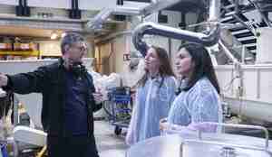 forsker som snakker sammen