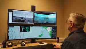 foto av mann foran skjerm med bilder fra farkost