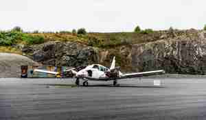 et utbrent fly på brannøvingsfelt