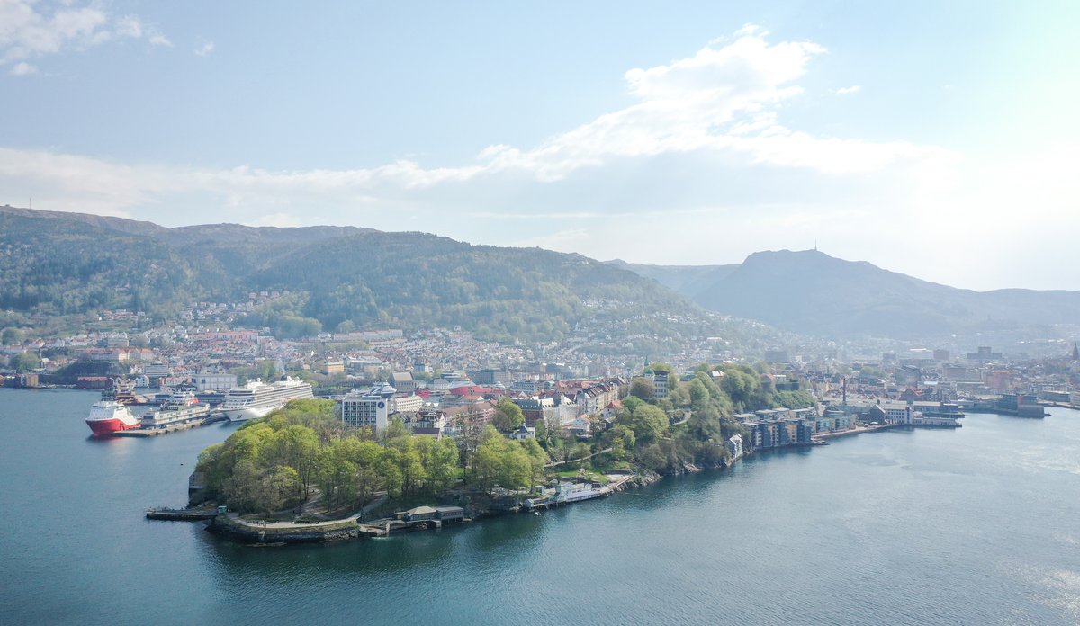 
Dronebilde av Bergen