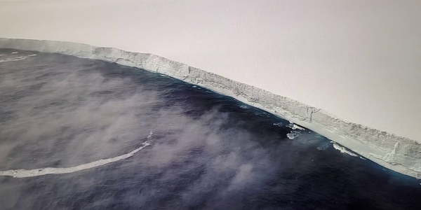 

Enormt stort isfjell møter havet, sett fra fugleperspektiv 
