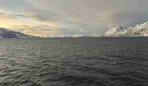 Foto av fjord omkranset av snødekte fjell