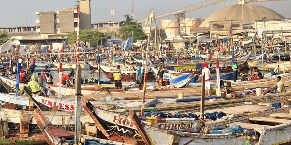 Småskala fiskebåter ved kai i Ghana
