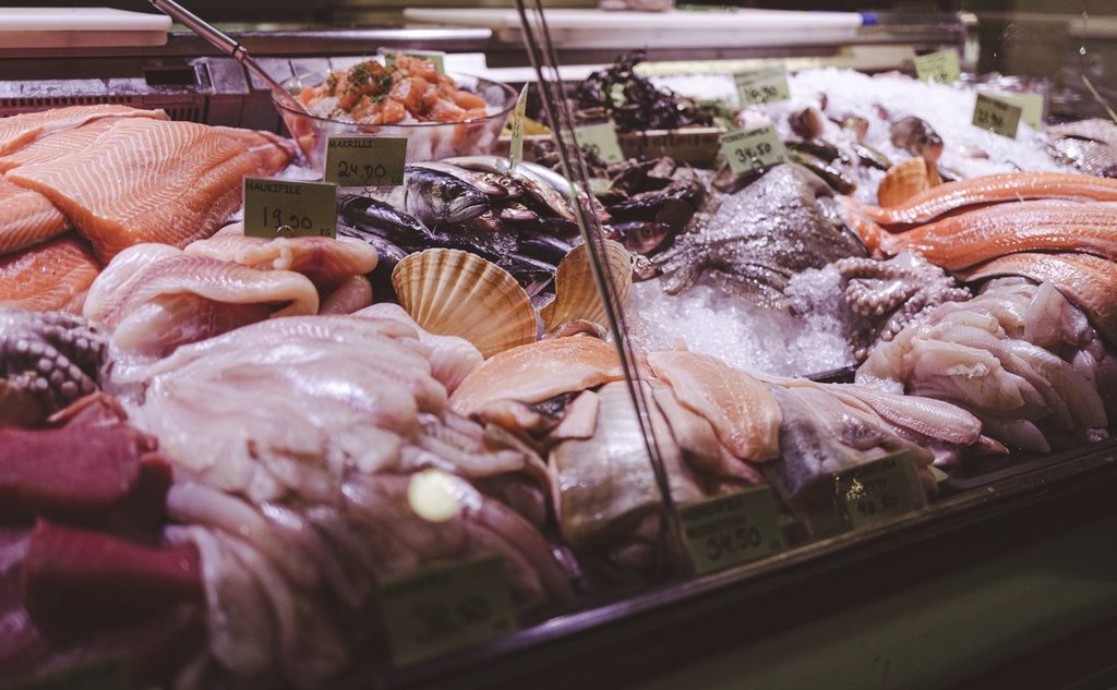 Foto av en rikholdig fiskedisk i utlandet