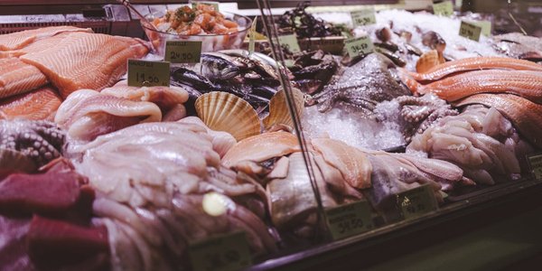 

Foto av en rikholdig fiskedisk i utlandet