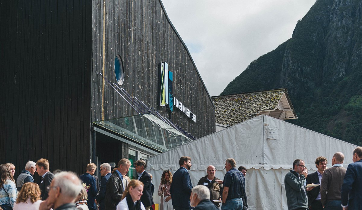 
Ei folkemengd står utanfor Folgefonnsenteret i Rosendal, der eit telt er sett opp på kaia. 