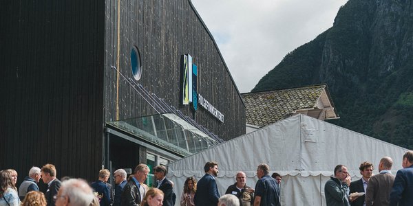 

Ei folkemengd står utanfor Folgefonnsenteret i Rosendal, der eit telt er sett opp på kaia. 