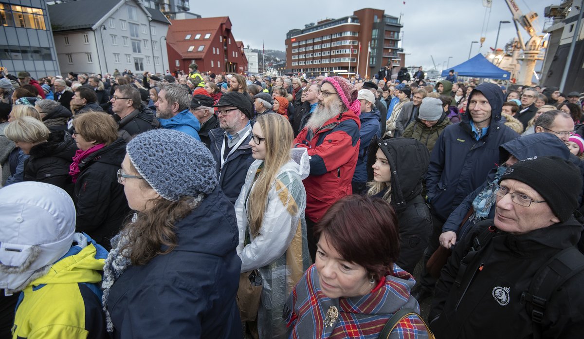 Folk framfor scenen