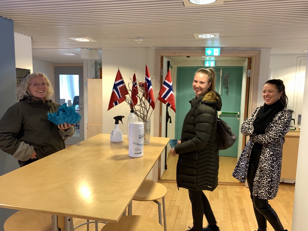 Her har forskerne hentet med seg et eksemplar av burgeren som de skal analysere.
