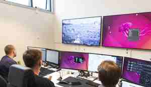 Fra kontrollrom med mange dataskjermer på veggen. Operatørene følger med.