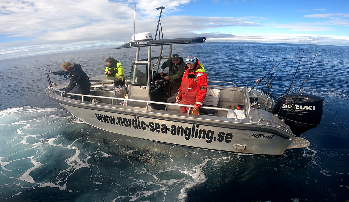 Bilde av båten til Nordic Sea Angling som bistod under håbranntoktet. Ombord er fritidsfiskerne André Starkenberg (fra venstre), Bjørn Tenud, Alexander Lindgren og Kristian Hausken.