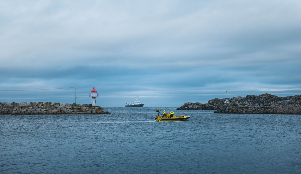 
Foto av forskningsfartøyet G.O. Sars rett utenfor moloen på Utsira.