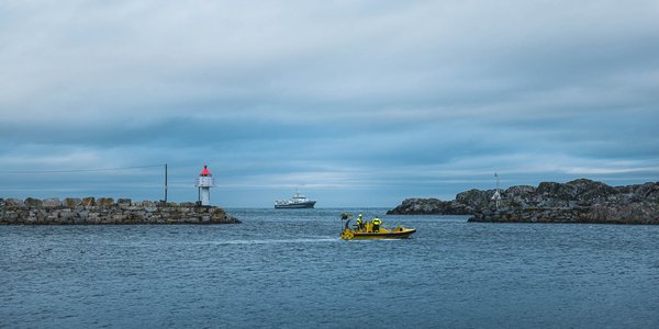 

Foto av forskningsfartøyet G.O. Sars rett utenfor moloen på Utsira.