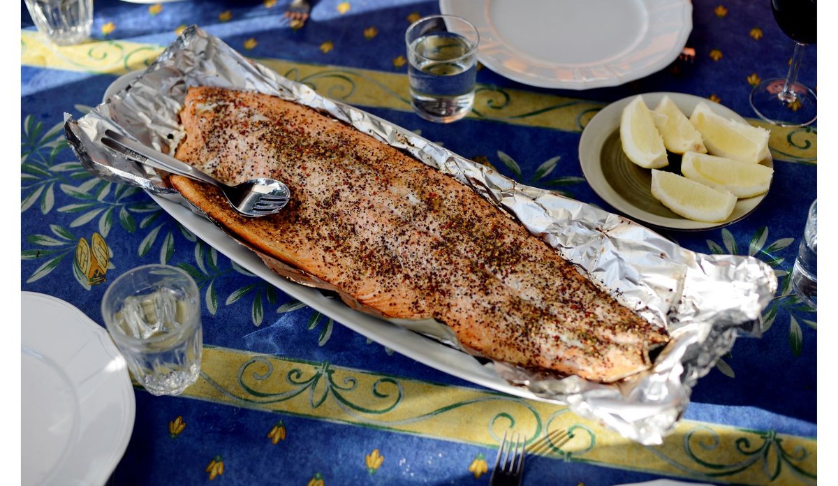 
Grillet laks på folie på bord helgeskodvin nifes 003