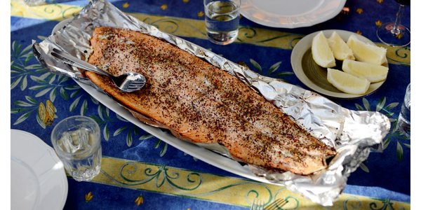 

Grillet laks på folie på bord helgeskodvin nifes 003