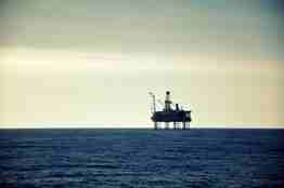 siluett av oljeplattform i havet 