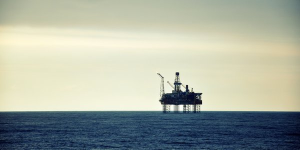 

siluett av oljeplattform i havet 