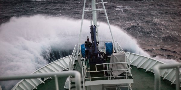 foto av skipsbaug som tar en bølge