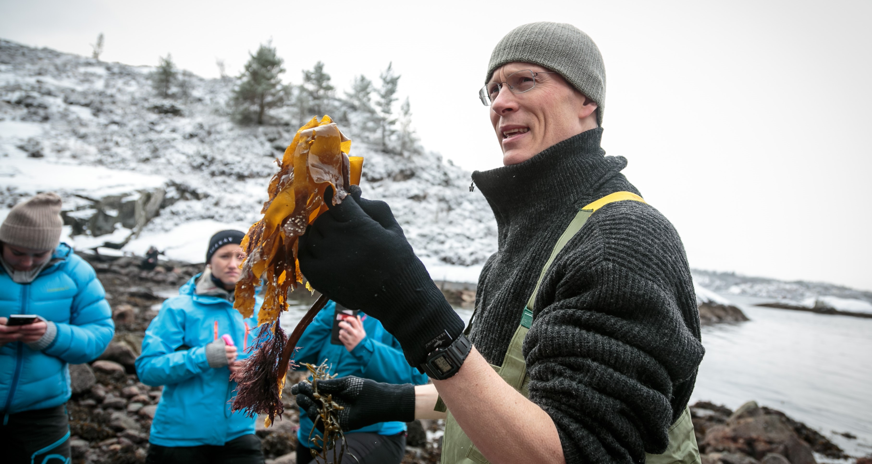 foto av Arne Duinker med tareklase i fjæra