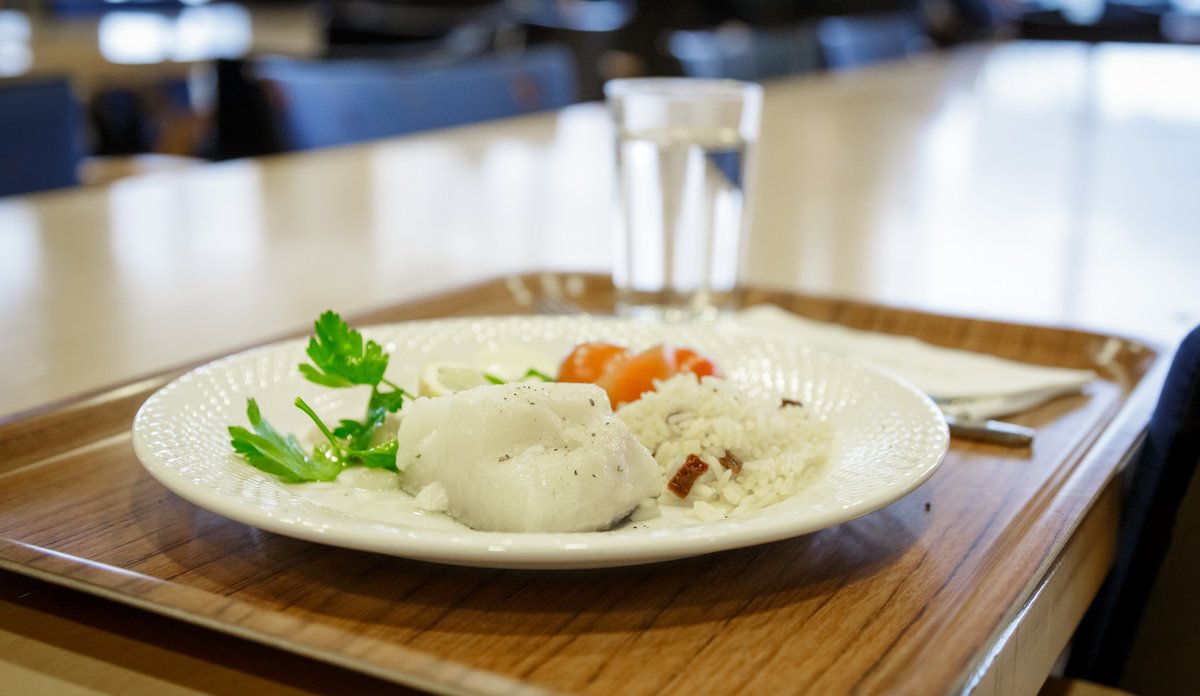 
fiskemiddag med ris og gulerøtter