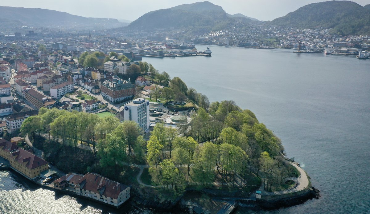Dronefoto av Nordnes i forgrunnen og Dokken i Bakgrunnen