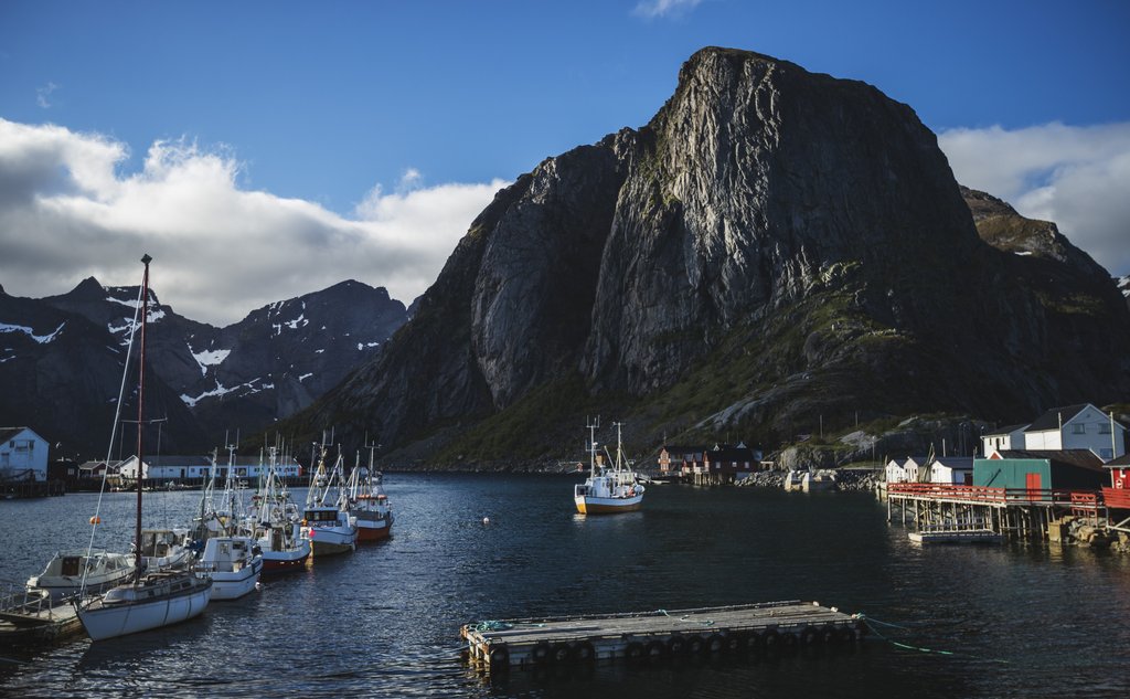 sjarker til kai med svært spisst fjell i bakgrunnen