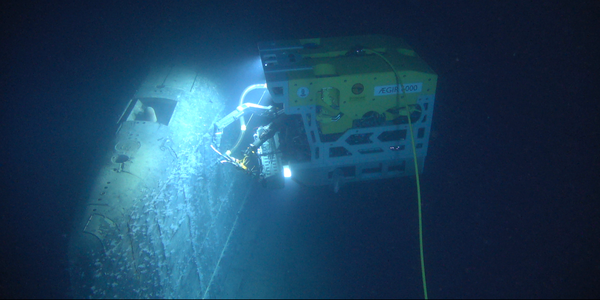 

undervannsrobot undersøker vraket av en ubåt under vann