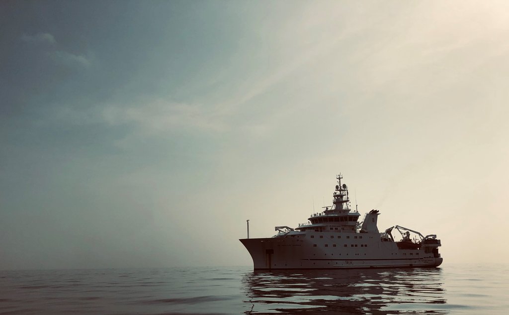 Et stort hvitt forskingsskip