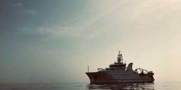 

Et stort hvitt forskingsskip