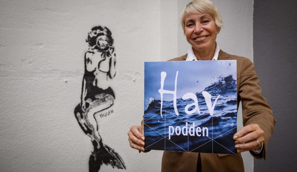 
Sissel Rogne med reklameplakat