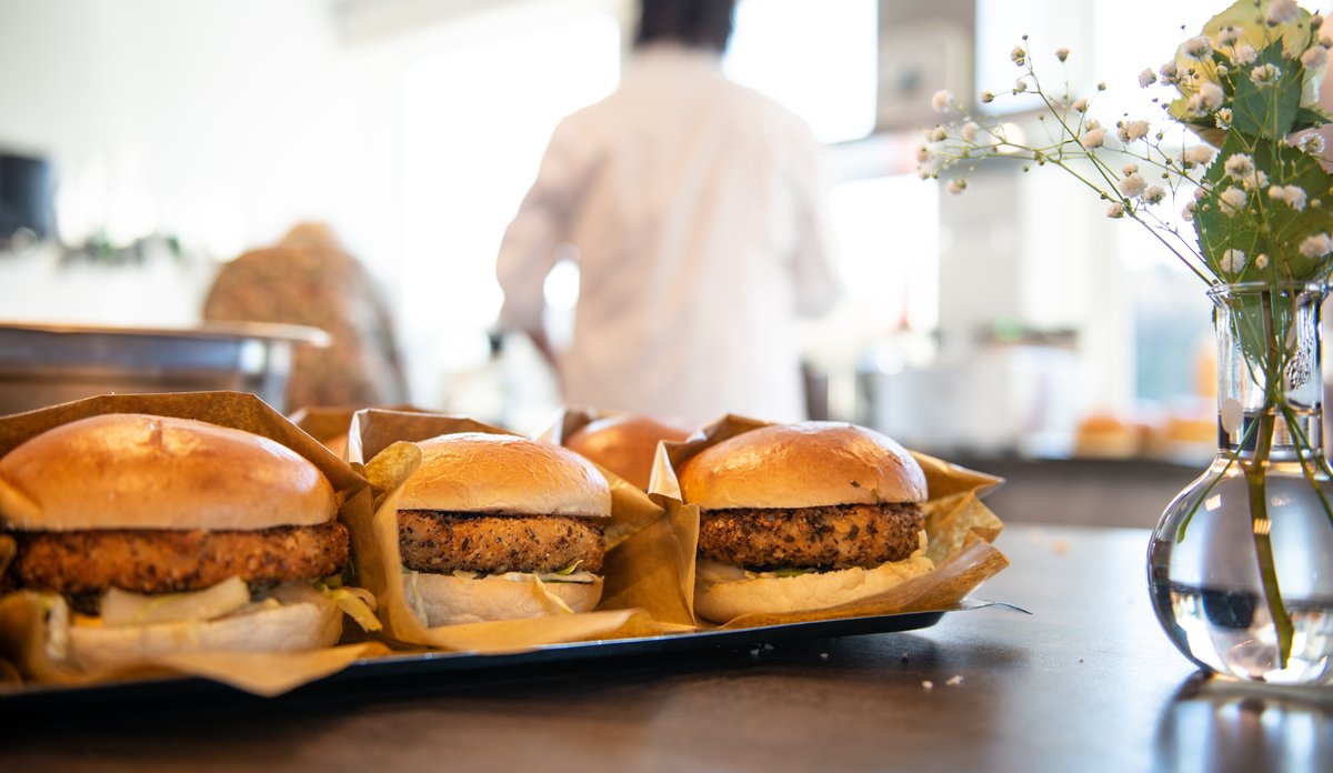 fiskeburger klar til servering