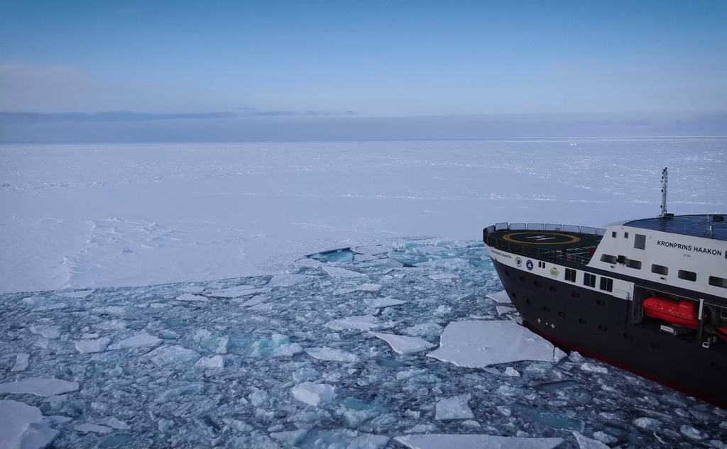 Baugen av forskningsskip i isete hav 