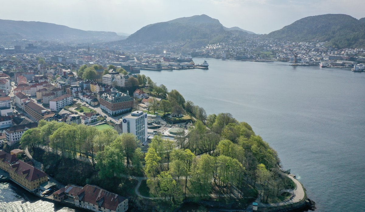 
Flyfoto med Nordnes og høyblokken til HI i forgrunnen og Dokken i bakgrunnen