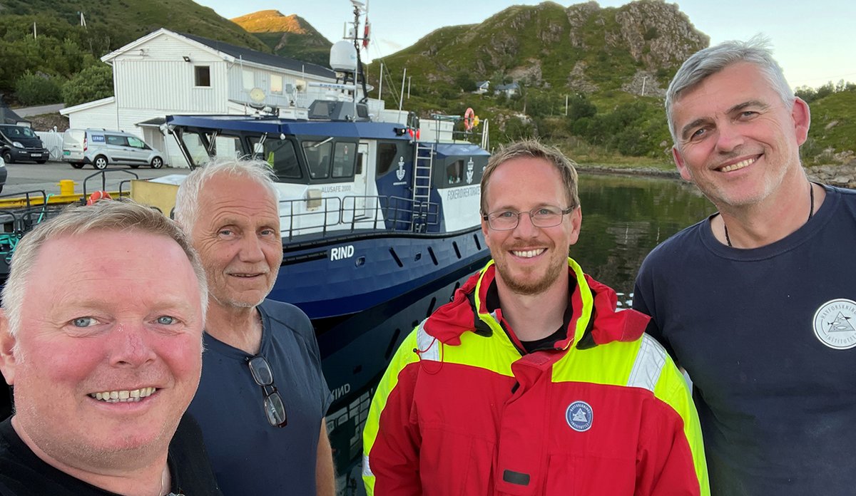 Bilde av et smilende team som var ute og merket håbrann. Fra venstre: Inspektør Harald Knotten og skipper Palmar Knardal (Fiskeridirektoratet), forskerne Keno Ferter og Otte Bjelland (HI). I bakgrunnen vises båten Rind, fra Fiskeridirektoratets sjøtjeneste.